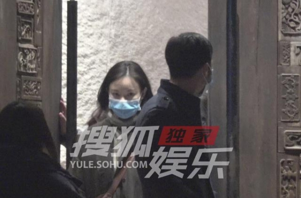 倪妮雷佳音深夜聚餐！倪妮素颜出镜如清纯少女，二人同框似父女
