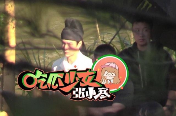 王一博新戏路透曝光，全程高冷显尊贵气质，保安撑伞护送派头十足