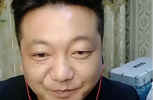 大衣哥亲家开直播女儿助阵，父亲自带干部气质，长相酷似朱单伟