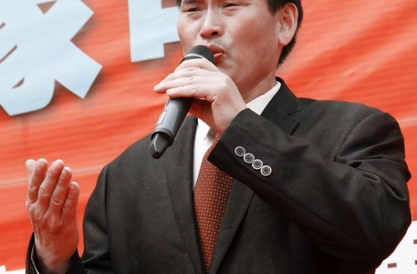 承办方拿大衣哥和草帽姐炒CP，大衣哥回应：我出名不出轨