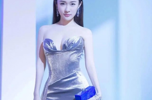 霍思燕这晚礼服好性感，上半身要展露出来了