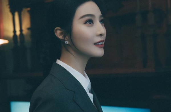 范冰冰深夜现身妇儿医院，穿着简单宽松，肚子也太抢镜了