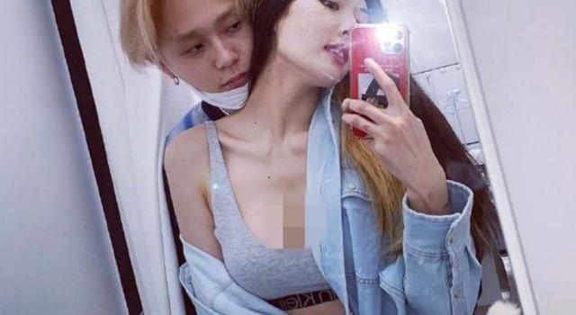 惹人羡！女星泫雅与男友亲密自拍，穿性感内衣大秀S型曲线