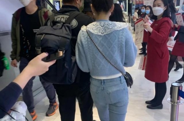 55岁郭富城陪小娇妻逛街，全程牵手太黏糊，方媛着装被嘲廉价