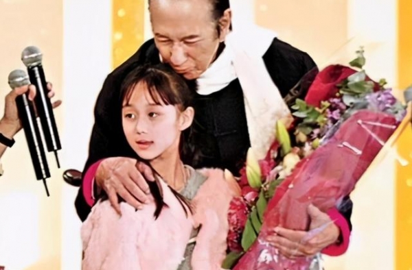 打破赌王纪录，81岁刘诗昆再当父亲，44岁爱徒为他诞下女儿