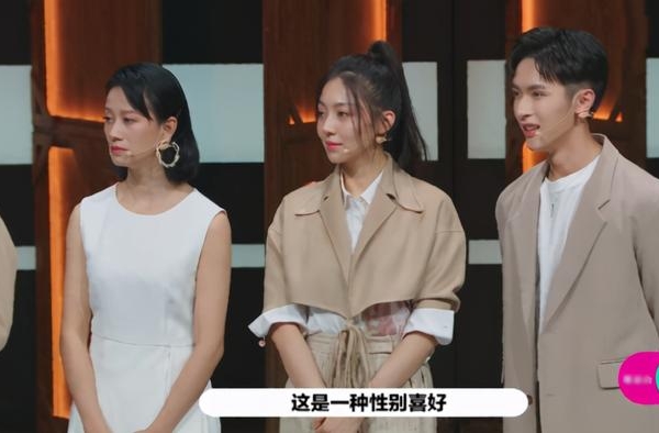 郭敬明怒批黄梦莹引众怒，大鹏尔冬升看不惯，现场女评审直接硬刚