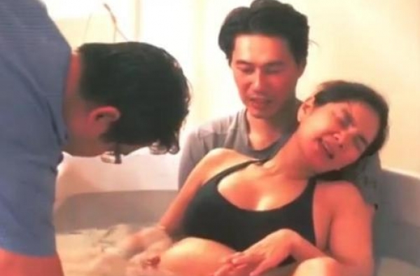 Ella水中分娩照片曝光，丈夫全程陪产，体会产妇心酸