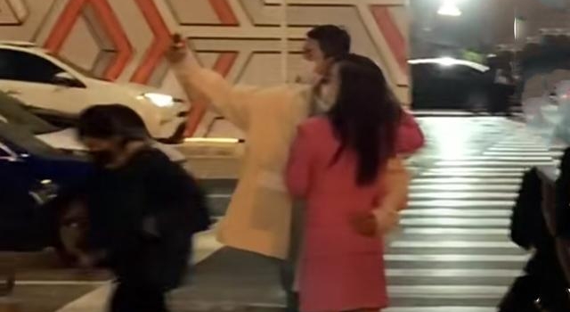 杜江夫妇又秀恩爱！搂霍思燕腰在街头自拍，亲密相拥不惧路人眼光