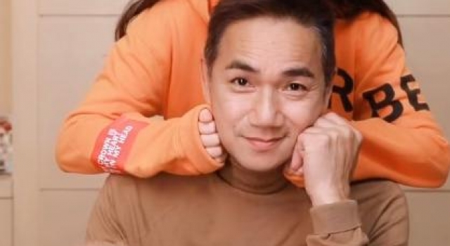 56岁骆达华和女儿罕同框，父女容貌太相似！骆达华几十年没变样