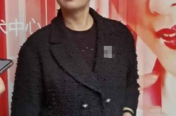 邓婕近照撞脸赌王四太，穿5万外套显阔气，与张国立住上亿豪宅？