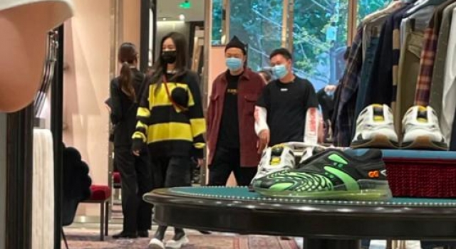 力破分手传闻！杜海涛沈梦辰手牵手逛奢侈品店，婚期将至？