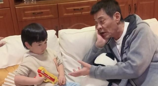 63岁刘威和男孩亲昵同框，被疑是其老来得子！曾和杨若兮父女恋