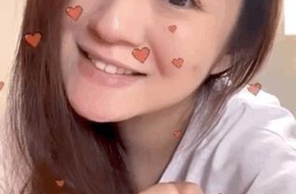 安以轩二胎后晒自拍，皮肤水嫩少女感足，发量浓密不像生过孩子