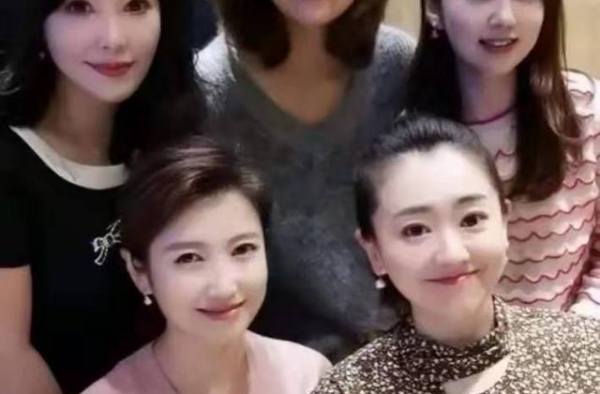 43岁央视主播李梓萌素颜出镜，肤白貌美气质佳，闺蜜为其征婚