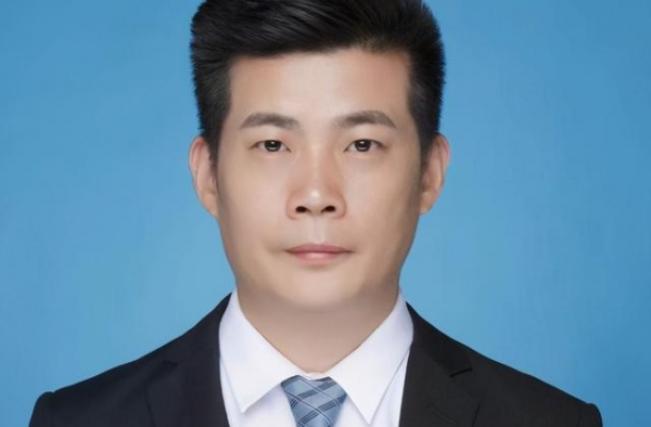 大衣哥人设崩塌！网曝出轨女粉被勒索50万，经常拿偷拍炒作