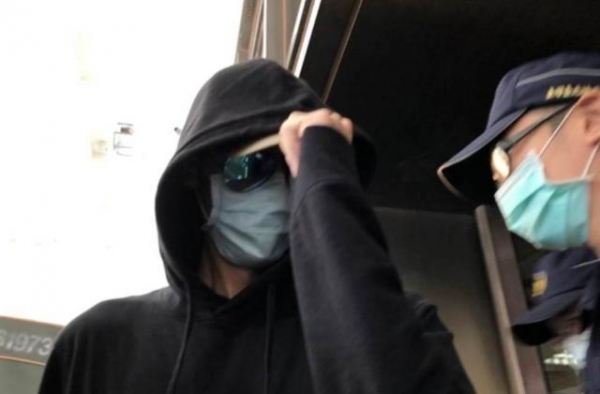 男星等红绿灯时因涉毒被捕，车上味道太浓郁引怀疑，女儿刚满1岁