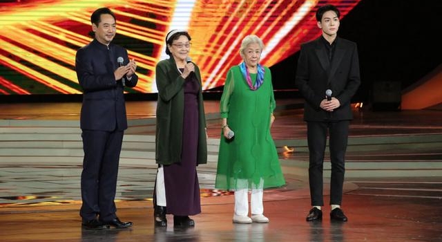 金鸡奖开幕式现场，成龙为何连说两句“太了不起了”？