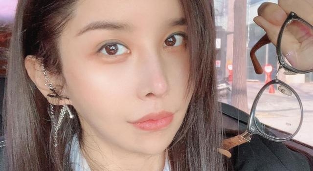河莉秀年轻似少女，因变性更年期提前，45岁身体不如80岁老妈