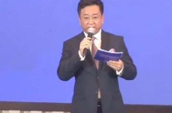 56岁朱军近况，发福明显变油腻，主持大退步，无法脱稿且卡壳