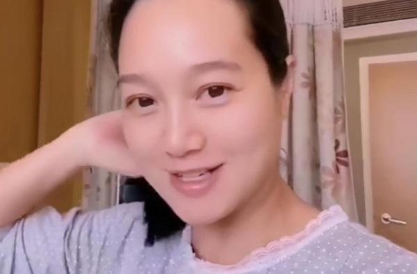 朱丹素颜出镜分享怀二胎感受，吐到发昏恶心难受，发际线后移严重