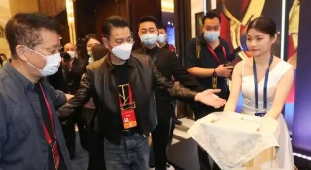 刘德华现身金鸡奖，戴着老花镜，一脸倦态，刘天王也老了