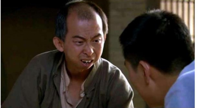 他是“最丑”男演员，老婆貌美如花，座驾是百万宾利