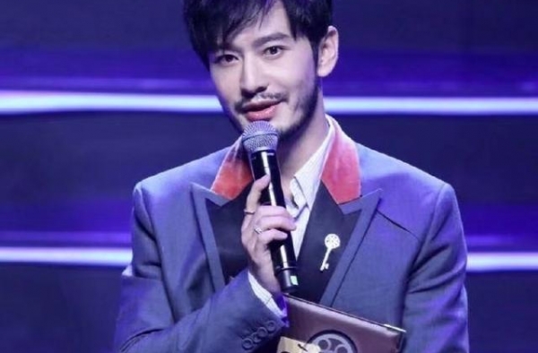 黄晓明终于露面！暴瘦30斤越来越帅，留胡子头发长却更有男人味