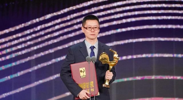 “哪吒”擒“金鸡”成都制片人领奖：做动画很艰难｜红星看金鸡?