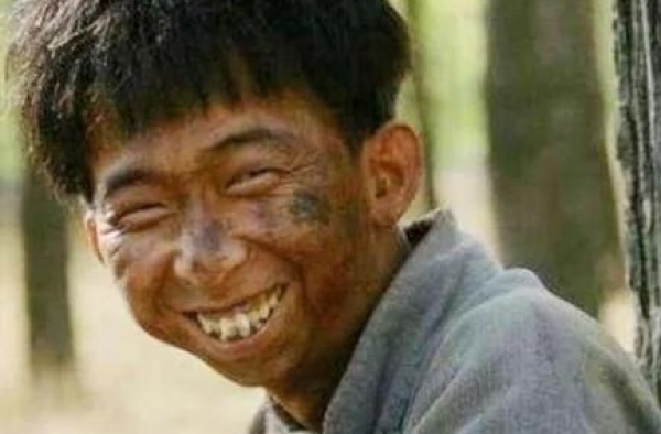 娱乐圈第一“丑星”，个子不到160，却身家10亿迎娶美娇妻