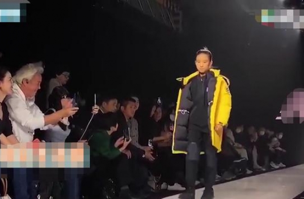 张庭女儿颜值多次被喷，首次走秀观众表情显冷漠 ?，老爸很骄傲