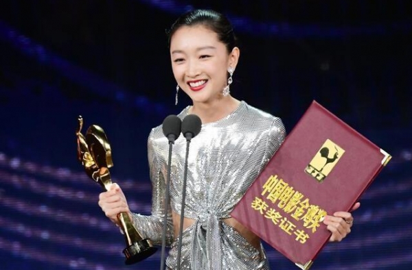 周冬雨喜抱“金鸡” 电影《夺冠》获最佳故事片