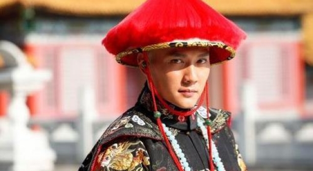 冯绍峰古装照曝光，神情萎靡“熊猫眼”吓人，形象气质暴跌