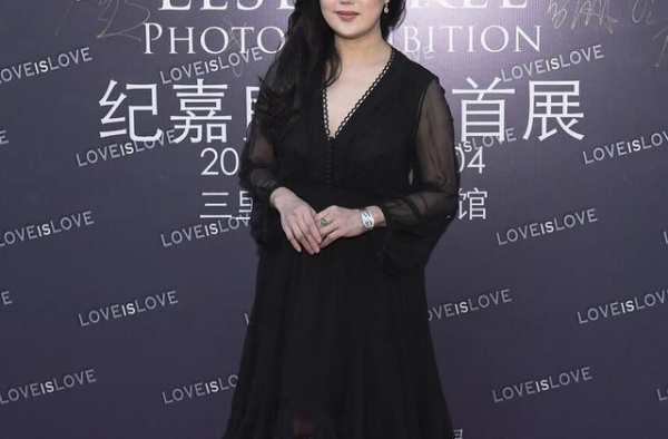 两度被男人抛弃，背负2.5亿巨额债务，看她如何逆风翻盘