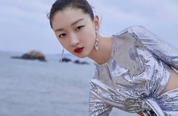 周冬雨身材扁平却很敢穿，银色金属长裙剪开两个洞，美出新高度