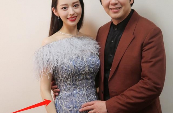女艺人怀孕只胖肚子？翻看郑恺妻子孕期旧照，全明白了