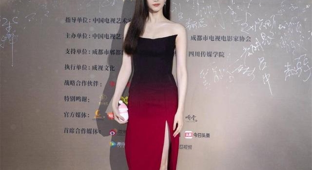 江疏影对身材太自信，披黑大衣叠穿两层都不臃肿，时髦保暖两不误