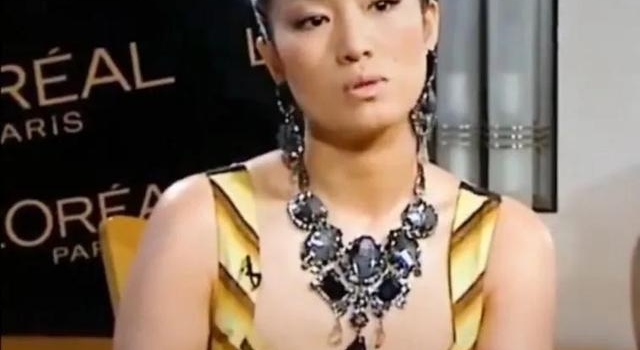 巩俐着露乳装谈扮演《夺冠》郎平有失尊重