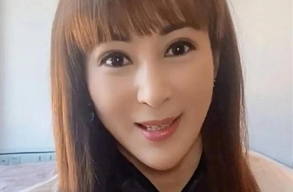 55岁前亚姐遭网友批整容老妖，经历离婚后，独力赚钱供三子读书