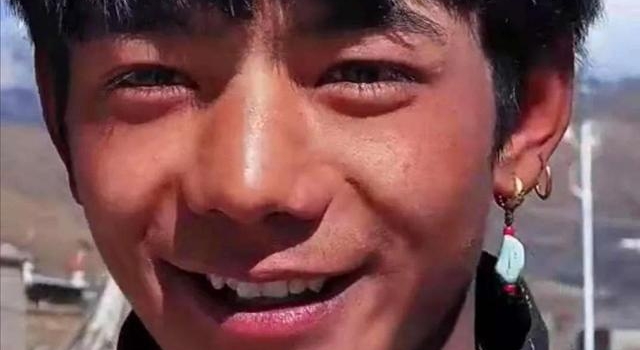 藏族放牛娃丁真火到国外，热度似顶流明星，引发媒体“抢人大战”