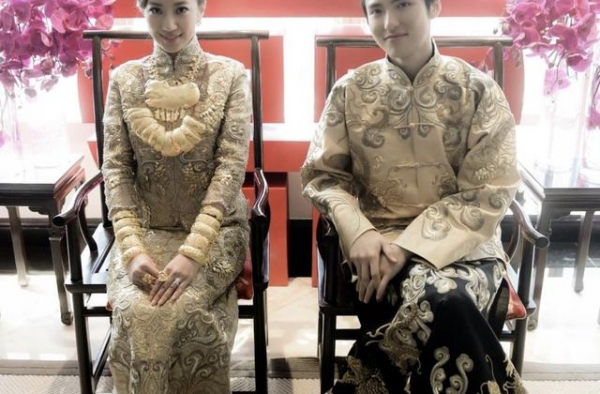 汪圆圆晒婚照庆结婚七周年，身戴20个龙凤镯抢镜，感慨时间飞快