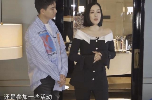 钟丽缇瘦了！最新视频中穿黑色紧身上衣秀巴掌腰，50岁都没皱纹
