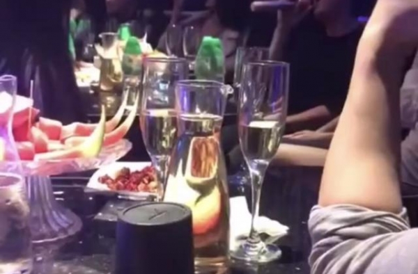 王思聪深夜KTV献唱，桌上摆满香槟美酒，整个包厢女网红也不少