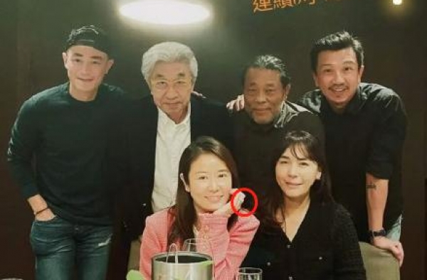 霍建华夫妇聚会照曝出，林心如素颜大秀婚戒，六小时聊天全程作陪