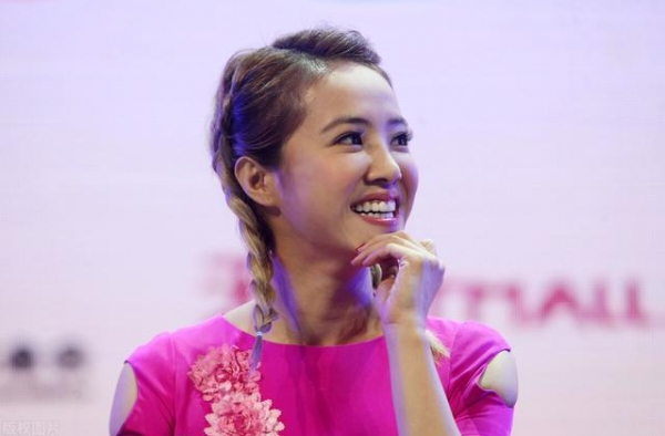 蔡依林演唱会：努力半辈子，却因小S一吻引争议