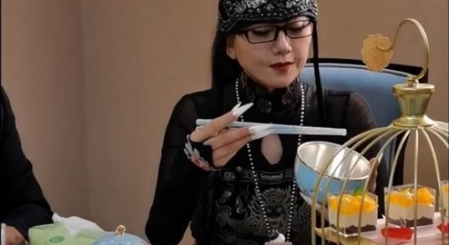 杨丽萍陪客吃饭做样子？为跳舞20年不吃米饭，62岁至今无儿女