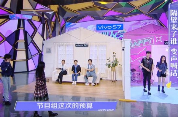 谢娜宽松衣服太抢眼，手频繁摸肚子引热议，何炅无意中暴露性别？