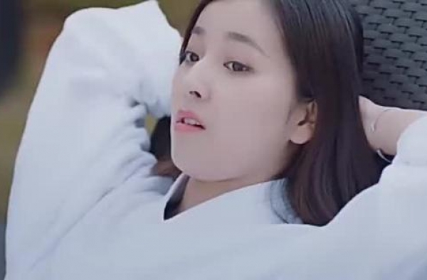 分手后的阿朵去找好友倾诉，没想到看见好友和前男友在一起
