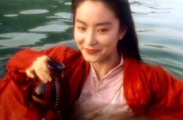 她是“林青霞接班人”，误将“私物”送导演，被王思聪撕成18线