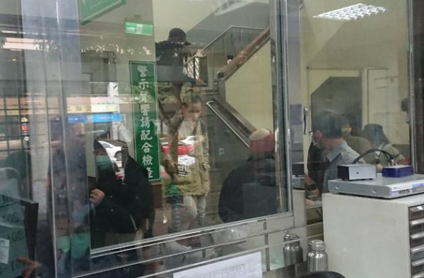41岁女星获刑后神隐，遭通缉6天终于现身，因卖假包被判两年半