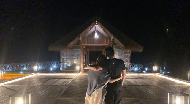 何雯娜晒夫妻合影！依偎老公肩头搂腰搭肩太甜，剪短发俏皮可爱